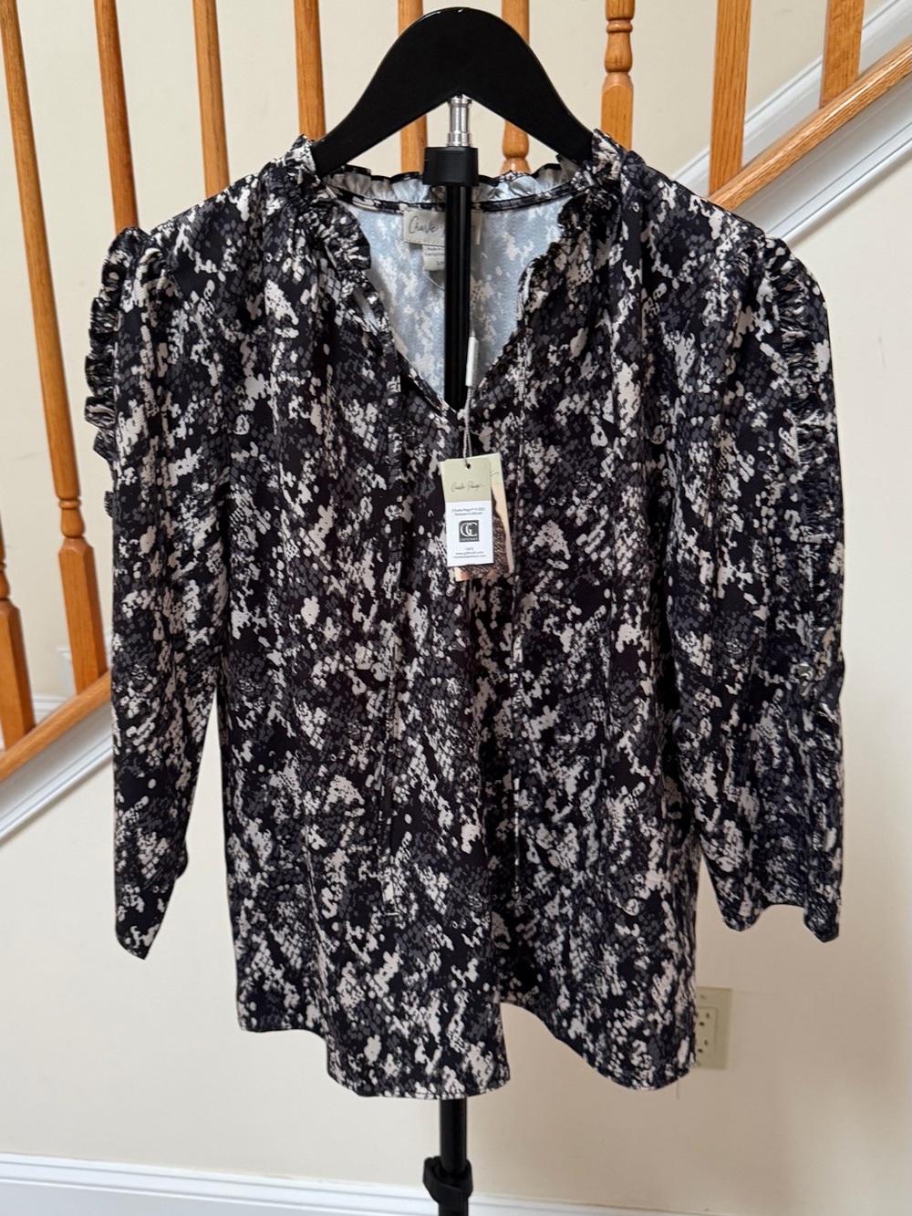 Charlie Paige Black & White Abstract Print Puff-Sleeve Blouse